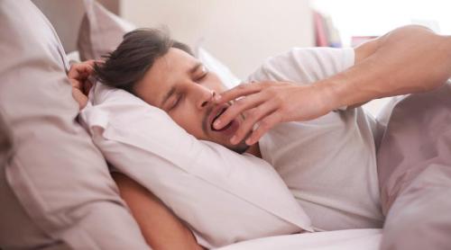 Salivarea pe pernă noaptea: când e semnul unei boli neurologice