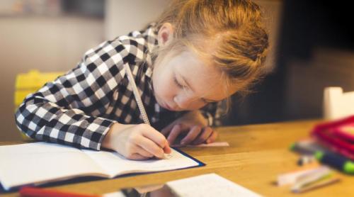 Singurul truc psihologic inteligent care îi face pe copii să își facă temele fără niciun conflict, potrivit cercetărilor