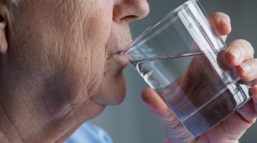 Tipul de apă pe care îl consumi poate crește riscul de Parkinson