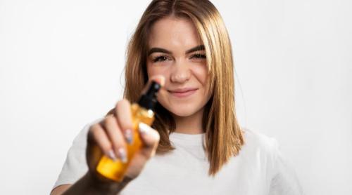 Tot mai multe persoane folosesc acest ulei pentru căderea părului