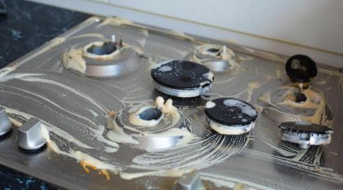 Trucul simplu care îndepărtează grăsimea de pe aragaz în câteva minute