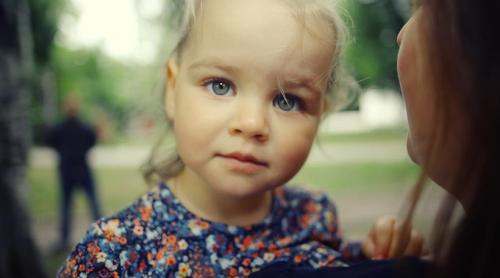 10 lucruri pe care părinții narcisiști le fac în fața copiilor și care nu ar trebui să se întâmple niciodată