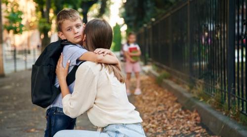 5 gesturi care îți liniștesc copilul în câteva secunde înainte de a intra la grădiniță sau la școală, potrivit unui psiholog