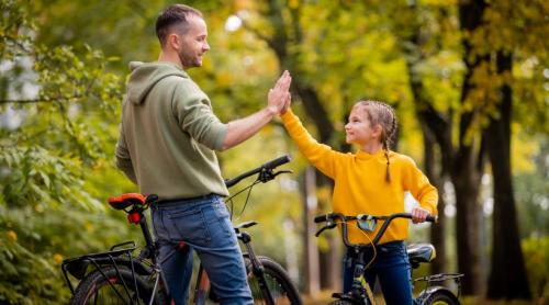 7 lucruri rare pe care copiii nu le uită niciodată despre părinții care i au făcut să se simtă cu adevărat iubiți