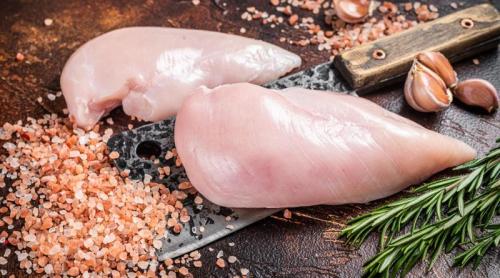 Ce se întâmplă dacă mănânci carne de pui crudă