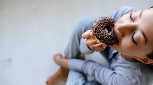 Ce se întâmplă dacă mănânci dulciuri pe stomacul gol