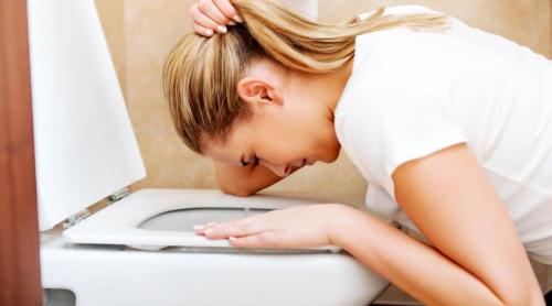 Ce trebuie să știi înainte să îți provoci vărsături. De ce poate fi periculos și când este o urgență