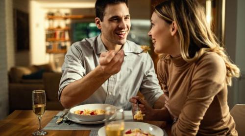 Cine pune mai multă sare în mâncare? Diferența dintre bărbați și femei