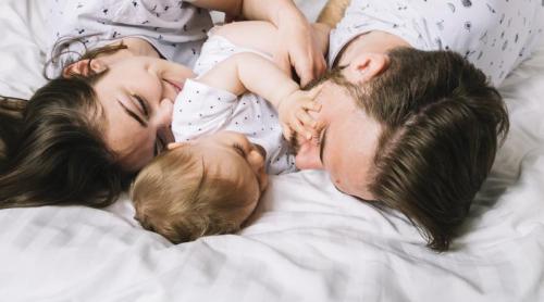 Copiii care dorm în patul părinților dezvoltă aceste 10 trăsături rare, potrivit cercetărilor