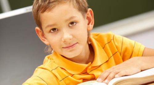 Copilul nu este distras. El face exact cele două lucruri de care creierul lui are nevoie, potrivit științei