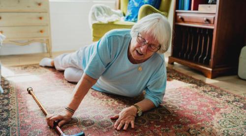 Cum apar căzăturile la vârstnici și pacienții cu Parkinson