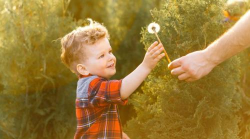 Cum îți ajuți copilul să se iubească pe sine și să aibă încredere în el? 7 recomandări care îi susțin dezvoltarea emoțională