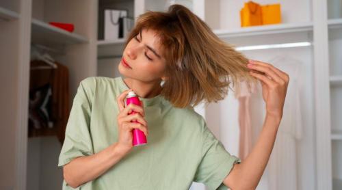 Cum îți aranjezi părul ca să pară mai puțin gras? Trucuri simple