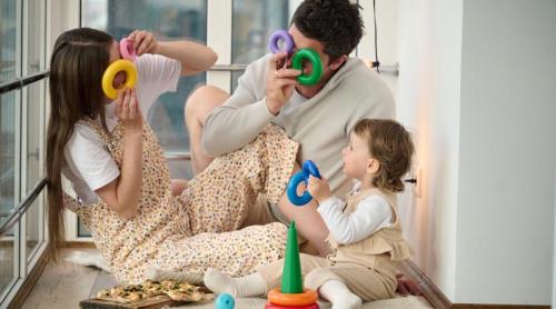 Cum să ne jucăm inteligent cu bebelușii și copiii de până la 3 ani, potrivit Oanei Moraru