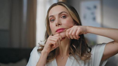 De ce apare și ce afecțiuni hormonale ascunde părul din bărbia femeilor