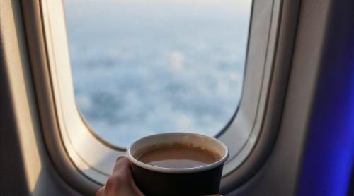 De ce ar trebui să eviți cafeaua și ceaiul în avion