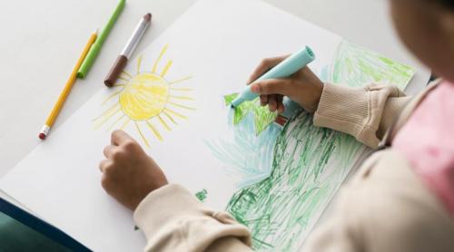 De ce desenează copiii soarele într un colț și alte 3 curiozități despre desenul lor, explicate de un psiholog