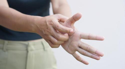 De ce te mănâncă palmele. 6 cauze posibile și ce afecțiuni pot ascunde