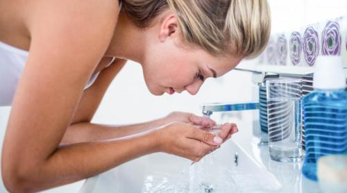 De ce trebuie să speli apa micelară de pe față după ce te demachiezi