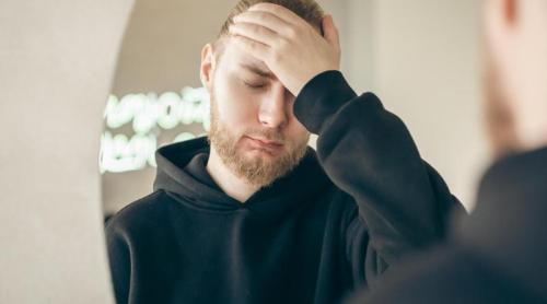 Depresia la bărbați: care sunt semnele și de ce rămâne adesea nediagnosticată