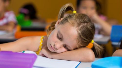 „Doi trei elevi din clasă adorm”: Observația alarmantă a profesorilor privind lipsa de somn în rândul copiilor