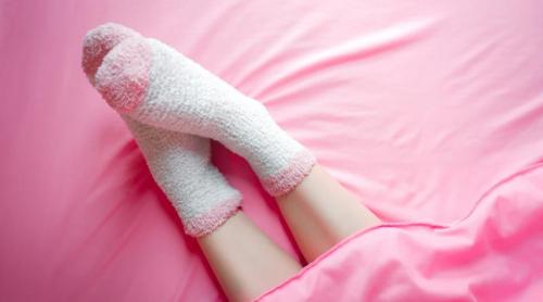 Dormi cu șosete sau fără? Medicii explică avantajele și riscurile