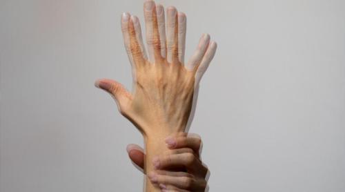 Este normal să îți tremure mâinile? De ce îți tremură și când NU e vorba de Parkinson