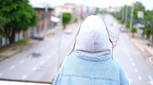 „Generație sedată”. Copiii care caută soluții rapide pentru o suferință complexă, într o societate care nu mai lasă timp pentru dialog