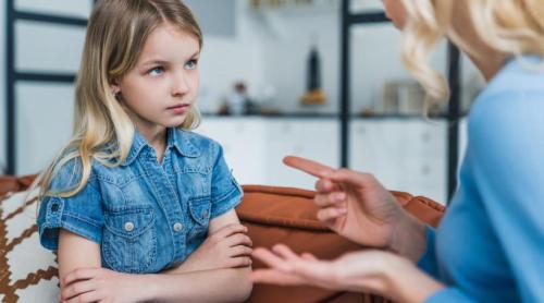 Îți faci griji că ești „polițistul rău” în ochii copilului tău? 3 motive pentru care acest rol nu este negativ, potrivit unui psiholog