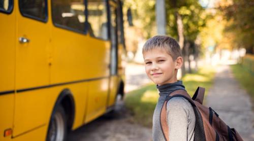 Mai mulți elevi de gimnaziu au oprit un autobuz scăpat de sub control și au salvat viața șoferiței care leșinase la volan