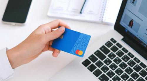 Mirajul cumpărăturilor în rate fără dobândă: Cum ajung românii prinși în capcana „micro datoriilor”