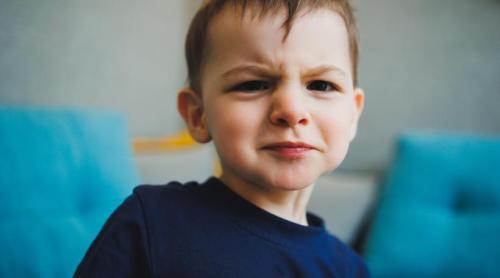 O nouă tendință în creșterea copiilor face vâlvă: Se presupune că oprește instantaneu crizele de furie! Pediatrii îi susțin eficiența