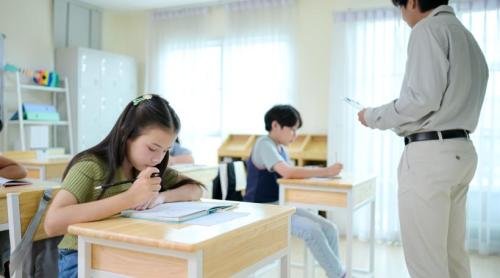 „Războiul” unui învățător cu stereotipurile și frica unei societăți conservatoare. Prof. Rizea: „Ambele genuri pot face orice meserie!”