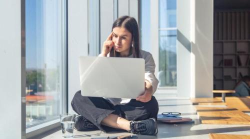 Riscurile muncii în picioare și pe scaun explicate de experți