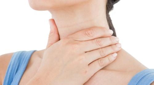 Senzație de nod în gât: cauze frecvente și situații în care necesită investigații medicale