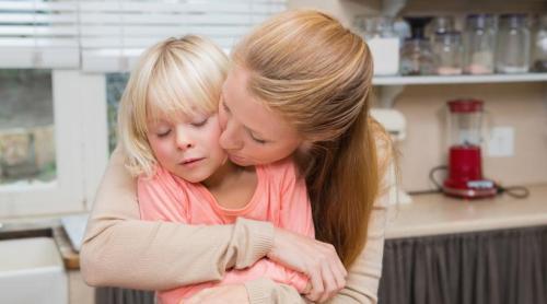 Toată lumea îi ironizează pe părinții „elicopter”, dar aceste 5 avantaje ți ar putea schimba părerea