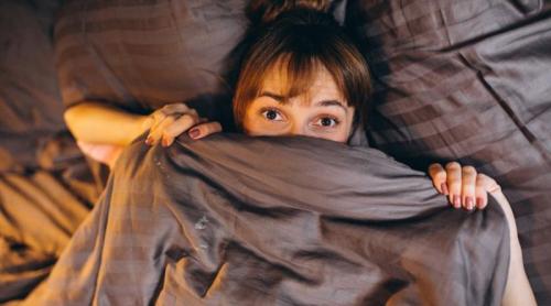 Trezirea nocturnă la aceeași oră   ce spune știința despre somn