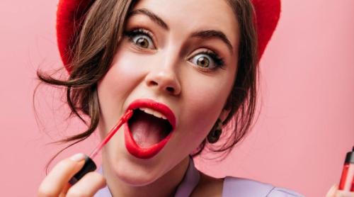 Trucul genial care face rujul să reziste ore întregi. Pudra translucidă, secretul make up artiștilor