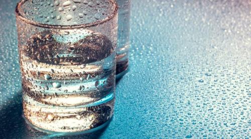 Ce se întâmplă în corp când bei apă rece sau la temperatura camerei. Detaliul ignorat de milioane de oameni