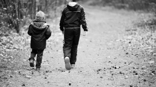  Copii de 3 și 5 ani, abandonați de mama lor pe o șosea: I a legat la ochi și le a spus că vor participa la un joc