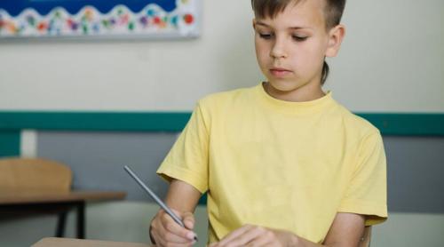 Evaluarea Națională la clasa a II a. Ce i a încurcat pe elevi la limba română   scris: „O să mi se taie din punctaj”