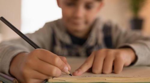 Învățătoare reținută după ce ar fi bătut un elev de 10 ani. Copilul ar fi rupt rezultatele de la Evaluarea Națională