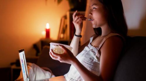 Mănânci după ora 21:00? Ce se întâmplă în intestinul tău când stresul și gustările de noapte fac echipă