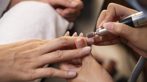 Manichiura rusească, trendul care îi îngrijorează pe dermatologi. Ce riscuri ascunde pentru sănătate