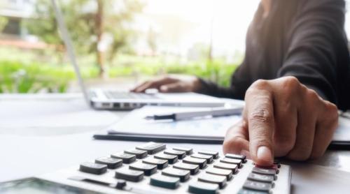 Noua problemă a firmelor: nu mai rămân fără profit, rămân fără cash