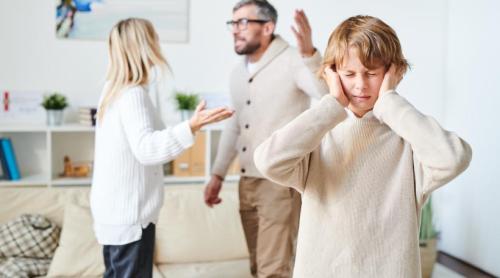 Părinții care țipă constant unul la altul în fața copiilor le lasă acestora 11 probleme la vârsta adultă