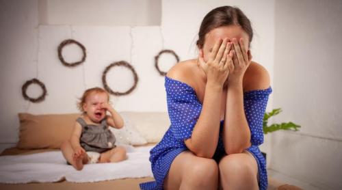 „Și eu am nevoie de o mamă”: Adevărul crud despre depresia postpartum, epuizarea mamelor și presiunea societății