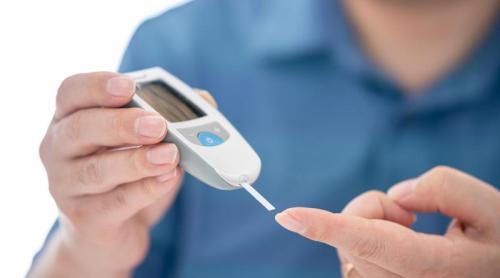 Șocul glicemic după masă crește riscul de Alzheimer cu 70%. De ce testul de dimineață nu mai este suficient