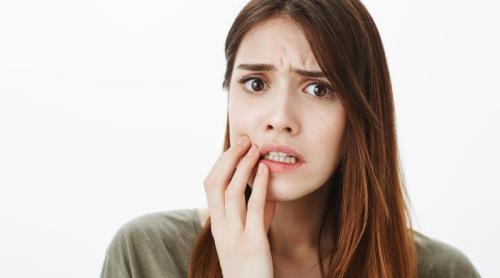 Te dor gingiile sau sângerează? Semnalul discret pe care corpul îl trimite