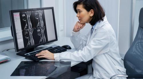Ar trebui să vă faceți o scanare de densitate osoasă înainte de 65 de ani?